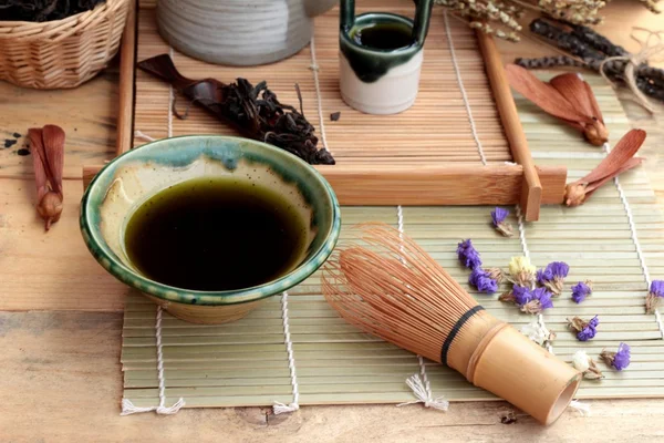 Green tea and dried green tea leaves — Stock Photo, Image