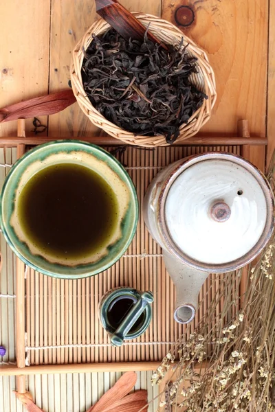 Green tea and dried green tea leaves — Stock Photo, Image