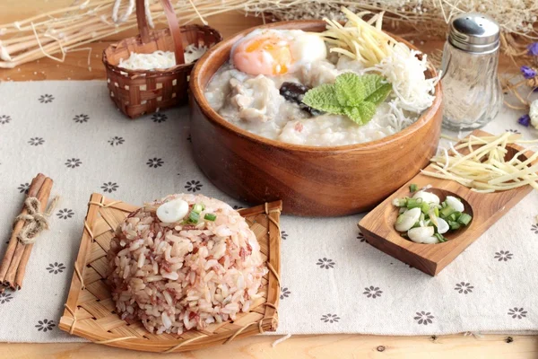 Коричневая рисовая каша положить свинину и коричневый рис с мягким вареным яйцом Лицензионные Стоковые Фото