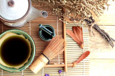 Yeşil çay ve kurutulmuş yeşil çay yaprakları 