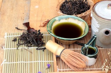 Yeşil çay ve kurutulmuş yeşil çay yaprakları 