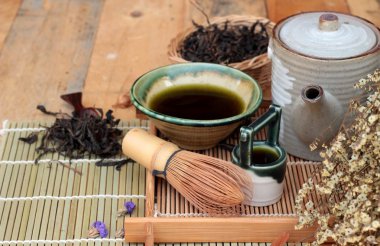 Yeşil çay ve kurutulmuş yeşil çay yaprakları 