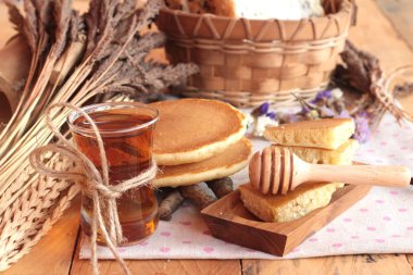 Bal lezzetli tatlı krep.