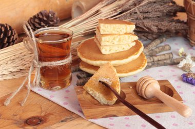 Bal lezzetli tatlı krep.