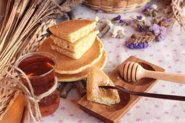 Bal lezzetli tatlı krep.