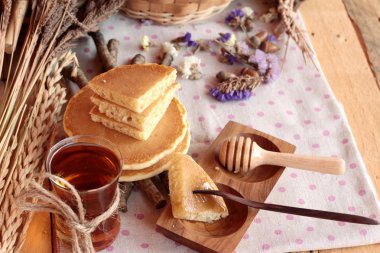 Bal lezzetli tatlı krep.