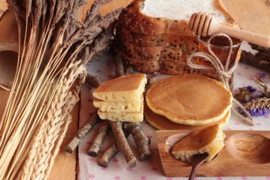 Bal lezzetli tatlı krep.