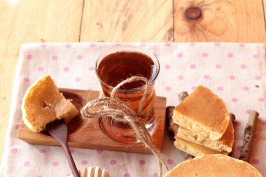 Bal lezzetli tatlı krep.