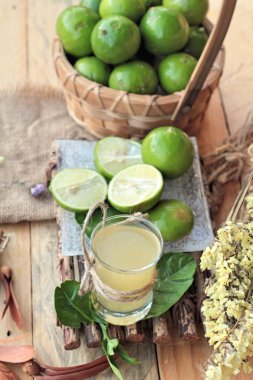 Limon suyu ve taze limon.