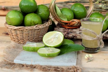 Limon suyu ve taze limon.