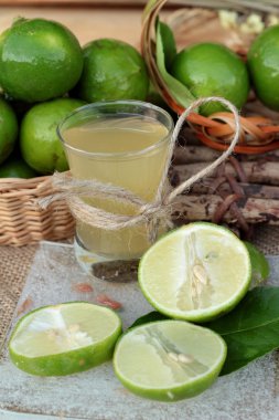 Limon suyu ve taze limon.