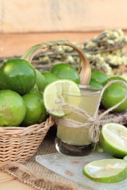 Limon suyu ve taze limon.