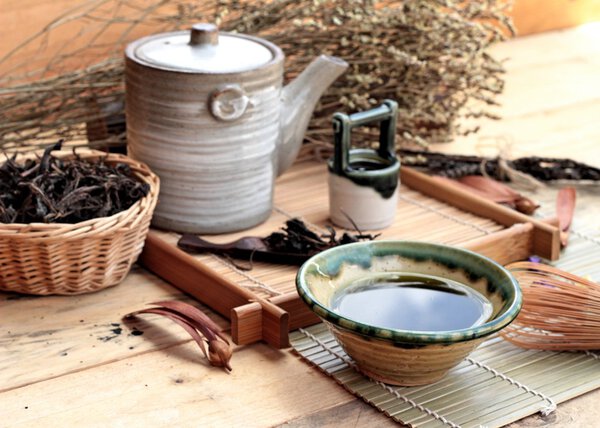 Green tea and dried green tea leaves 