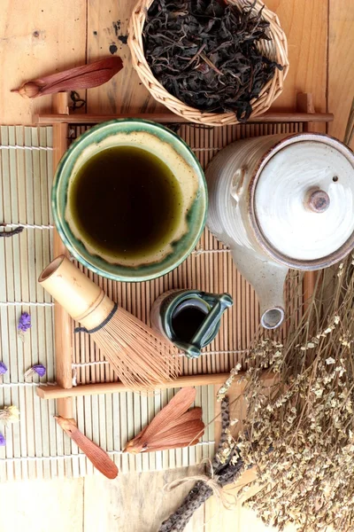 Té verde y hojas secas de té verde — Foto de Stock