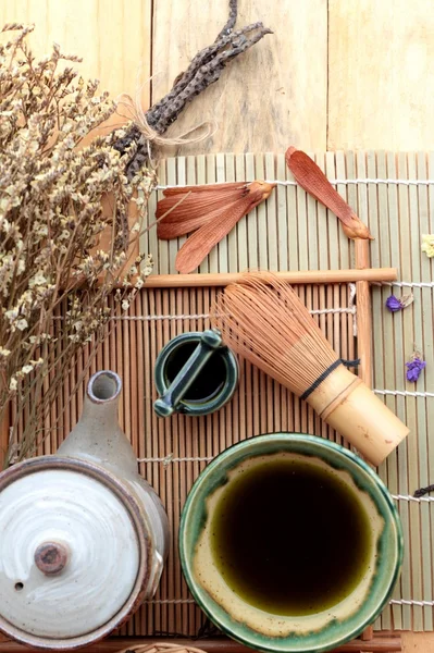 Yeşil çay ve kurutulmuş yeşil çay yaprakları 