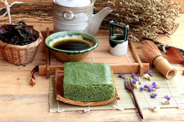 Grüner Tee Kuchen japanisches Dessert und grüner Tee — Stockfoto