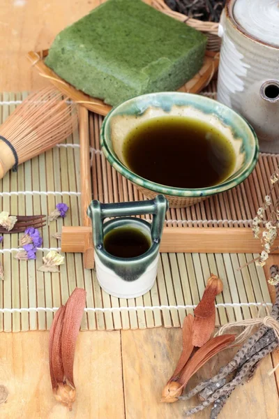 绿茶蛋糕日式甜品和绿茶 — 图库照片