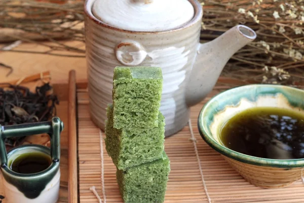 Grönt te kaka japansk dessert och grönt te. — Stockfoto