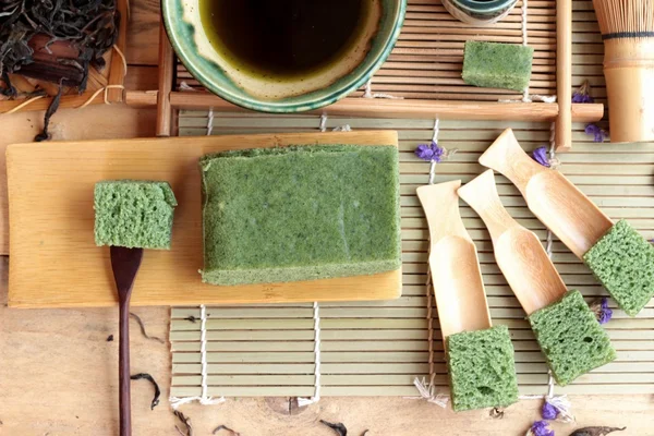 Grüner Tee Kuchen japanisches Dessert und grüner Tee — Stockfoto