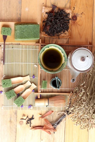 Grüner Tee Kuchen japanisches Dessert und grüner Tee — Stockfoto