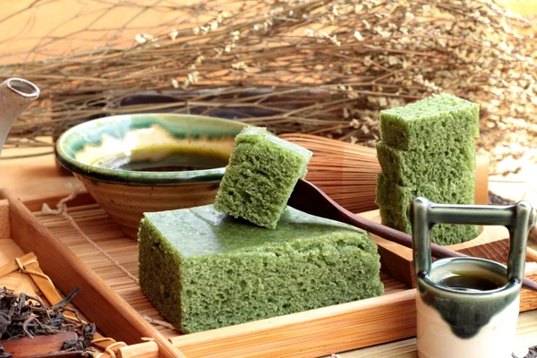 Yeşil çay pasta Japon tatlı ve yeşil çay — Stok fotoğraf