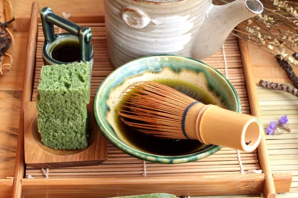 緑茶ケーキ和菓子と緑茶 — ストック写真