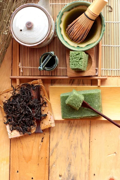 Grüner Tee Kuchen japanisches Dessert und grüner Tee — Stockfoto