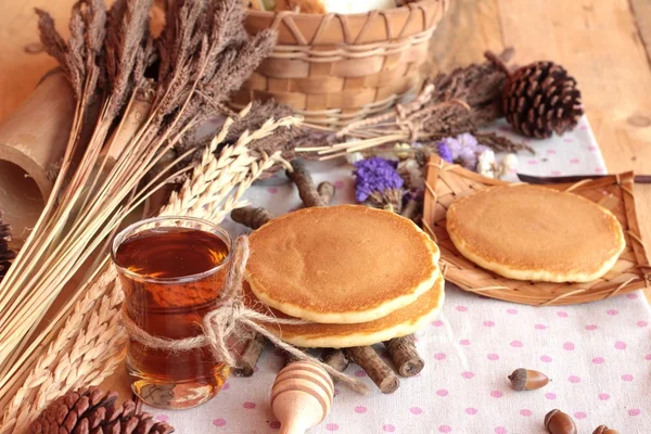 Panqueca doce com mel de delicioso . — Fotografia de Stock