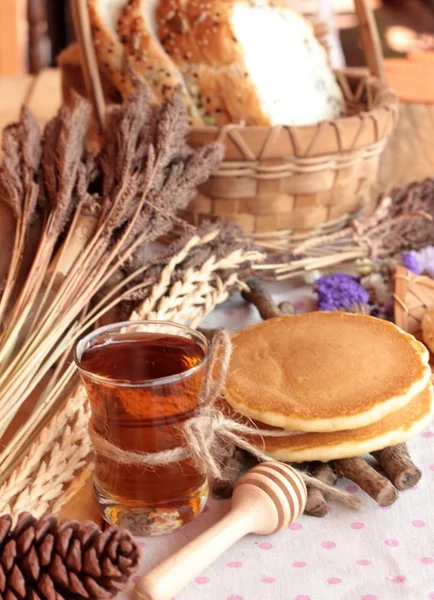 Panqueca doce com mel de delicioso . — Fotografia de Stock