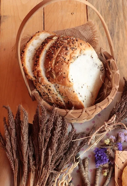 Braunes Brot mit Vollkorngetreide in Scheiben geschnitten. — Stockfoto