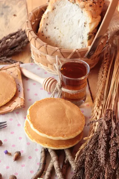 Panqueca doce com mel de delicioso . — Fotografia de Stock