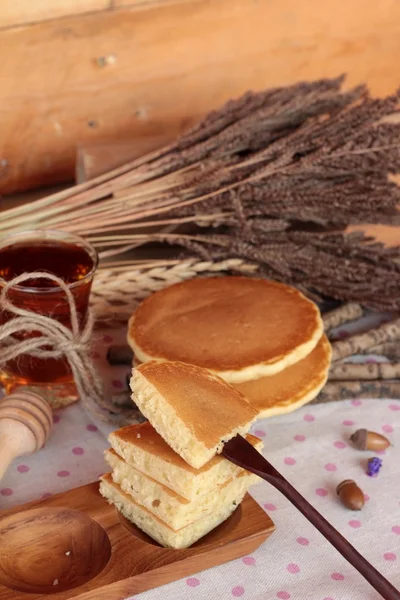 Panqueca doce com mel de delicioso . — Fotografia de Stock