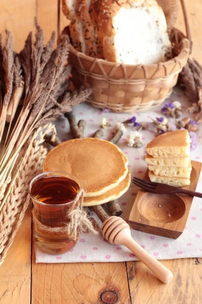 Panqueca doce com mel de delicioso . — Fotografia de Stock