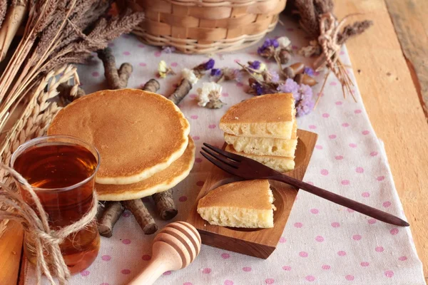 Süße Pfannkuchen mit Honig von köstlichen. — Stockfoto