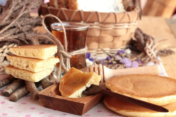 Sweet pancake with honey of delicious. — Stock Photo, Image