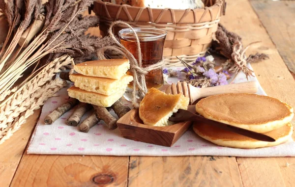 Söt pannkaka med honung av läckra. — Stockfoto