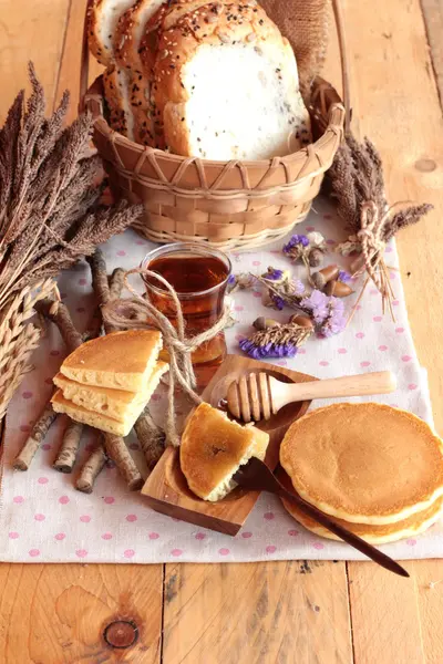 Söt pannkaka med honung av läckra. — Stockfoto
