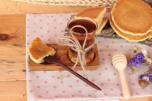 Panqueca doce com mel de delicioso . — Fotografia de Stock