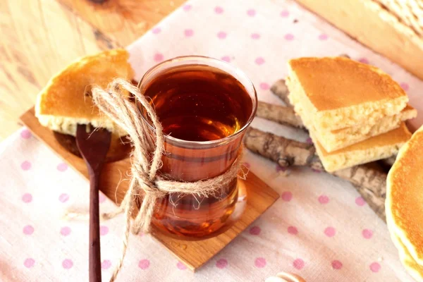 Panqueque dulce con miel de delicioso . — Foto de Stock