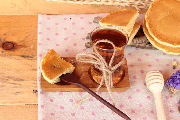 Panqueca doce com mel de delicioso . — Fotografia de Stock