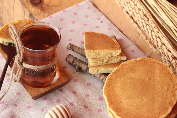 Panqueca doce com mel de delicioso . — Fotografia de Stock