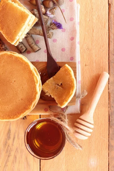 Panqueca doce com mel de delicioso . — Fotografia de Stock