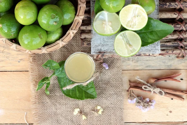 Zitronensaft und frische Zitrone. — Stockfoto