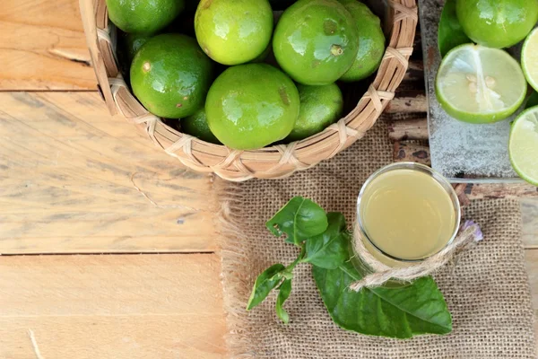 Zitronensaft und frische Zitrone. — Stockfoto