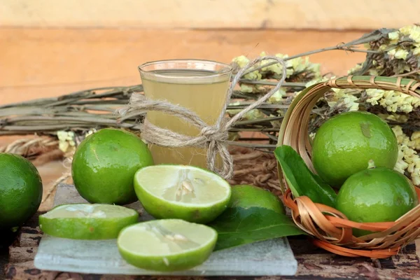 Zitronensaft und frische Zitrone. — Stockfoto