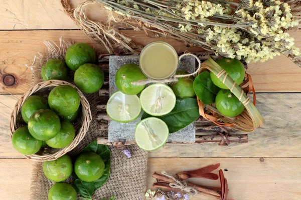 Zitronensaft und frische Zitrone. — Stockfoto