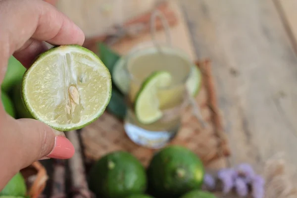 Lemon juice and fresh lemon. — Stock Photo, Image