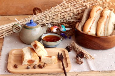 Ekmek süt çay muhallebi ve sıcak çay ile.