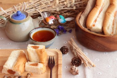 Ekmek süt çay muhallebi ve sıcak çay ile.