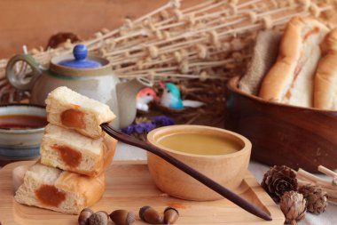 Ekmek süt çay muhallebi ve sıcak çay ile.